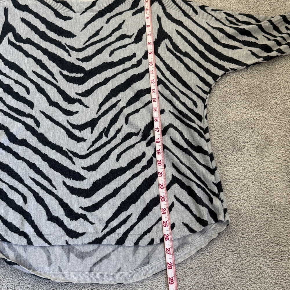 Chico’s Zebra Print Lightweight Sweater Back/Gray– Size 2 - Picture 5 of 6